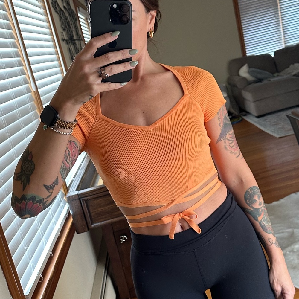 Express crop body in short sleeve shirt